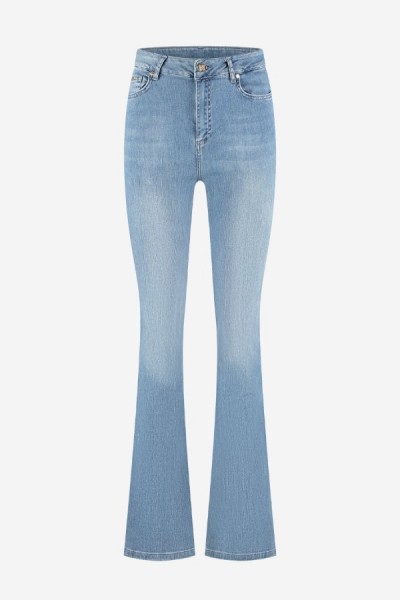 nikkie-evia-blue-flare-jeans-n2-546-2405-nikkie-evia-flare-jeans-medium-blue